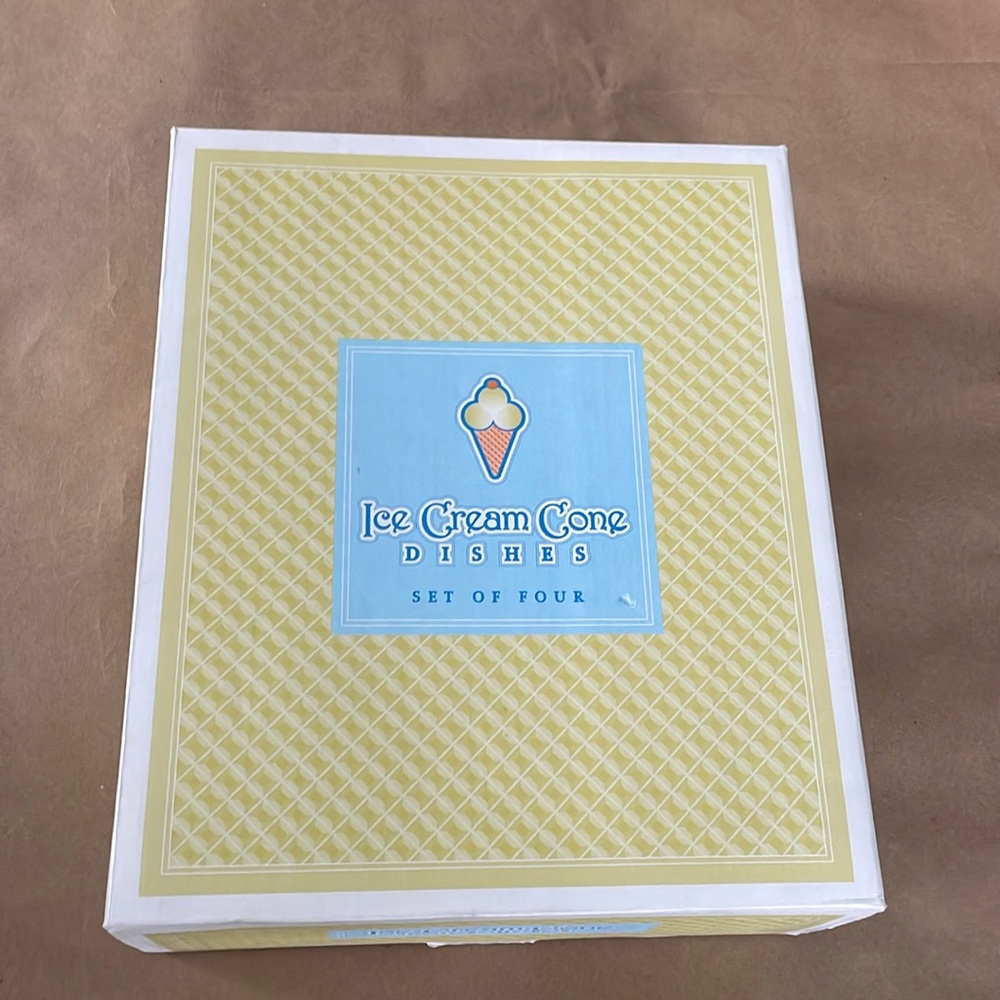 Williams Sonoma ice cream cone dishes set of 4